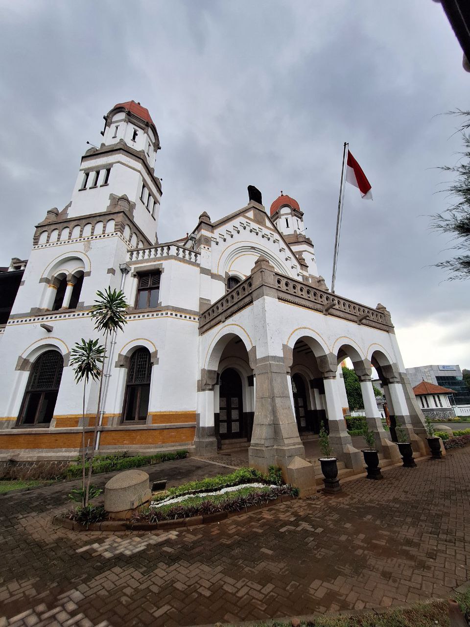 Menikmati Keindahan Kota Lama Semarang